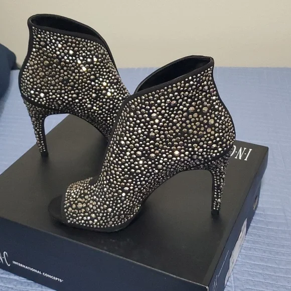 Shoes - Picture 3 of 8